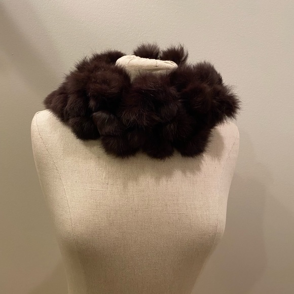 Pom Pom Brown Fur Scarf / Size 6 W x 56 L - Picture 7 of 7